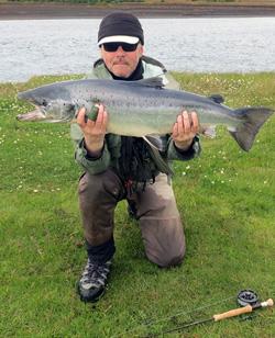 Lars Viberg fra FÆRØERNEREJSER / ISLANDSREJSER - her på laksefiskeri.