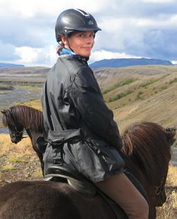 Islandsrejser arrangerer din rejse til Færøerne. Her er Mette Viberg fra FÆRØERNEREJSER siddende på en islands hest