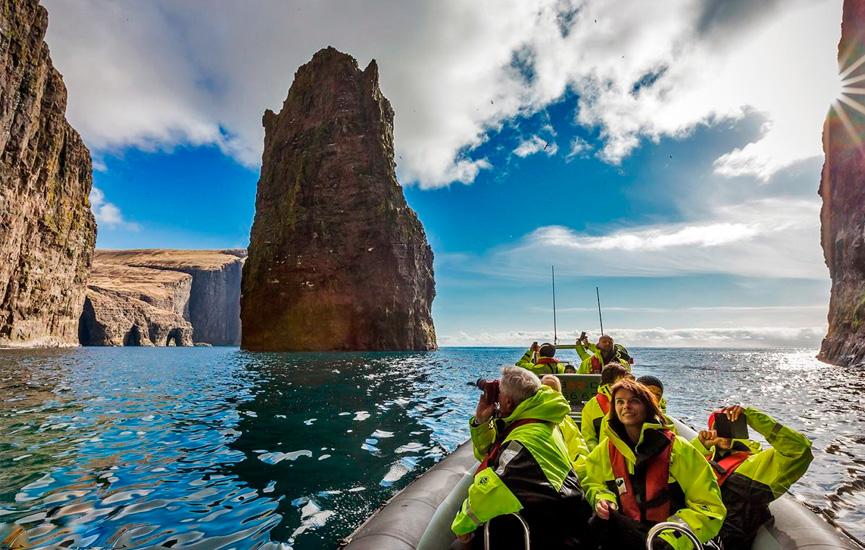 Aktiviteter på Færøerne - grottetur i ribbåd