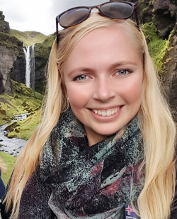 Mia Viberg fra FÆRØERNEREJSER hjælper dig med at arrangere din rejse til Færøerne.