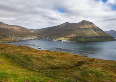 Smuk fjord på Eysturoy på kør-selv ferie, bilferie og grupperejser med FÆRØERNEREJSER