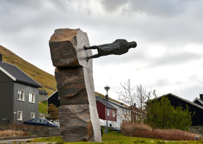 Skulptur i Nordragøta på Eysturoy på kør-selv ferie, bilferie og grupperejser med FÆRØERNEREJSER