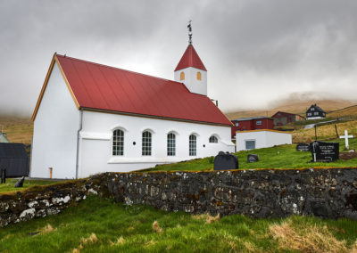 Hyggeligt bygd og kirke på Kalsoy på kør-selv ferie, bilferie og grupperejser med FÆRØERNEREJSER