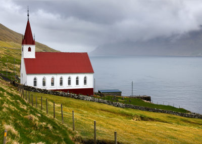 Smuk kirke på Kalsoy på kør-selv ferie, bilferie og grupperejser med FÆRØERNEREJSER