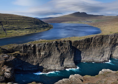 Lake above the ocean på Vagar på kør-selv ferie, bilferie og grupperejser med FÆRØERNEREJSER