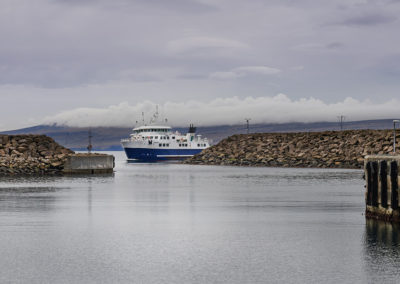 Færgen mellem Sandoy og Kalsoy på kør-selv ferie, bilferie og grupperejser med FÆRØERNEREJSER