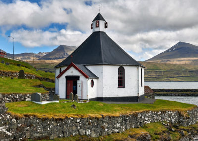 Haldorsvik kirke på Streymoy på kør-selv ferie, bilferie og grupperejser med FÆRØERNEREJSER