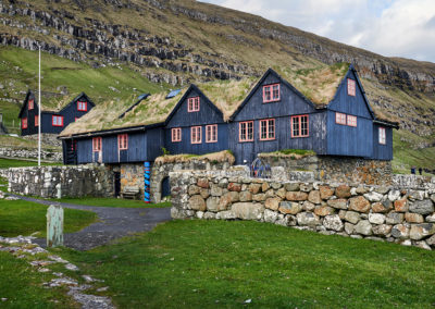 Gamle huse ved Kirkjubøur på kør-selv ferie, bilferie og grupperejser med FÆRØERNEREJSER