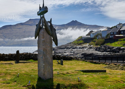 Skulptur i Kvivik på Streymoy på kør-selv ferie, bilferie og grupperejser med FÆRØERNEREJSER