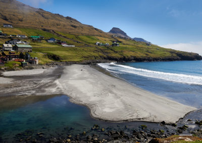 Leynar strand på Streymoy på kør-selv ferie, bilferie og grupperejser med FÆRØERNEREJSER