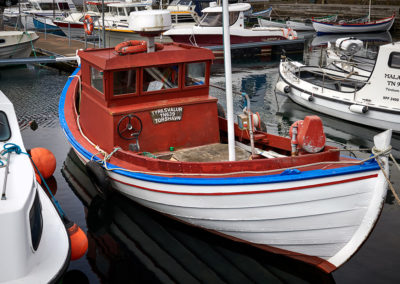 Klassisk gammel fiskekutter i Torshavn på kør-selv ferie, bilferie og grupperejser med FÆRØERNEREJSER