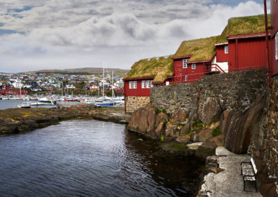 Den gamle bydel og havnen i Torshavn på kør-selv ferie, bilferie og grupperejser med FÆRØERNEREJSER