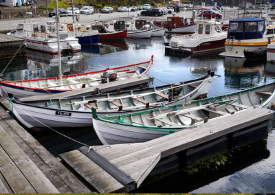 Klassiske færøske både i Torshavn på kør-selv ferie, bilferie og grupperejser med FÆRØERNEREJSER