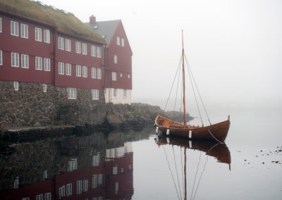 Model af vikingeskib ved Torshavn på kør-selv ferie, bilferie og grupperejser med FÆRØERNEREJSER