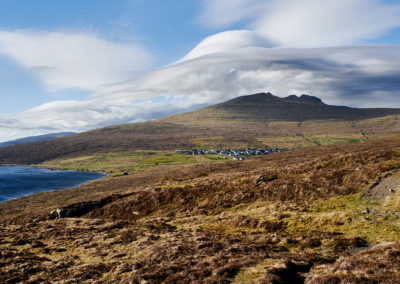 Storslåede skyformationer ved Leitisvatn på Vagar på kør-selv ferie, bilferie og grupperejser med FÆRØERNEREJSER