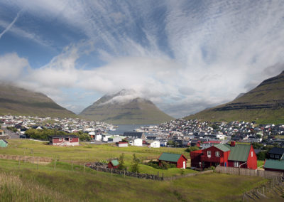 Klaksvik og spændende skyer på kør-selv ferie, bilferie og grupperejser med FÆRØERNEREJSER