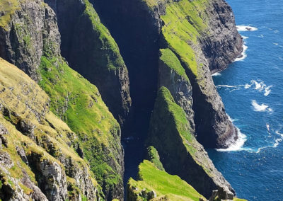 Hiking til Dunnesdrangar og aktiviteter på Færøerne.