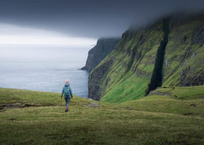Hiking til Dunnesdrangar og aktiviteter på Færøerne.