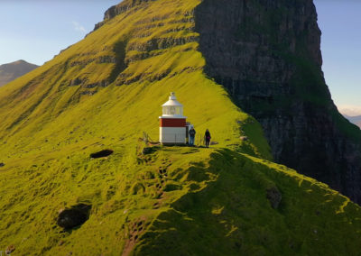 Kalloy lighthouse på Kalsoy, James Bond turen og aktiviteter på Færøerne.