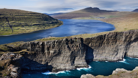Hike til Trælanipa og Lake Above The Ocean - aktiviteter på Færøerne på jeres kør-selv ferie og bilferie.