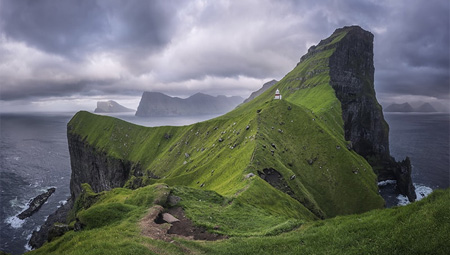 Kallur Lighthouse hike - aktiviteter på Færøerne på jeres kør-selv ferie og bilferie.