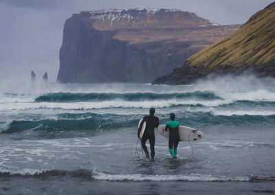 Surfing og aktiviteter på Færøerne.